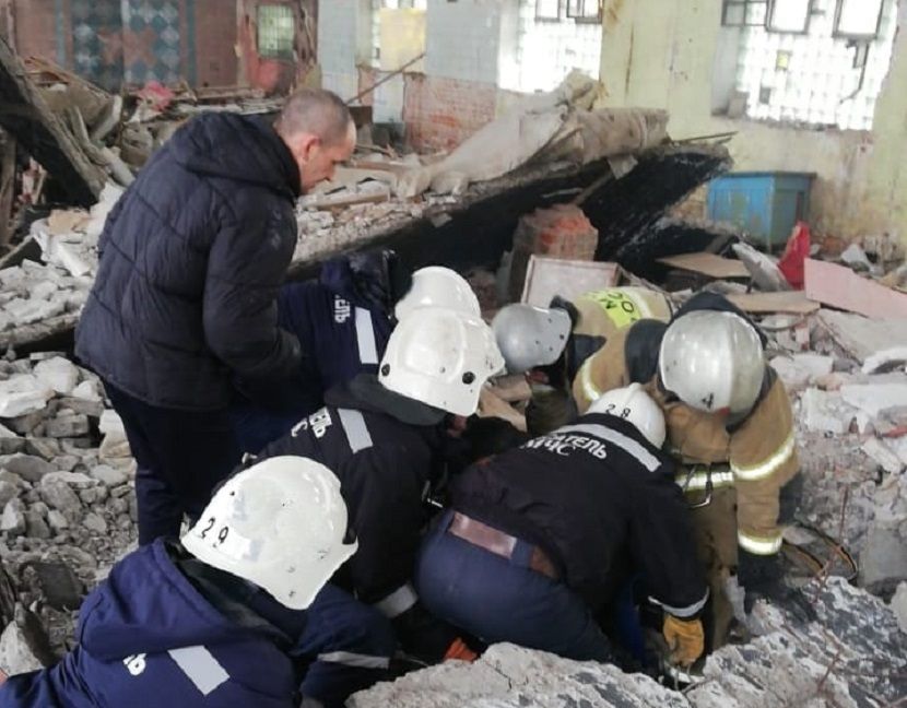 При демонтаже здания «Сантехприбора» в Казани рабочего придавило бетонной плитой 