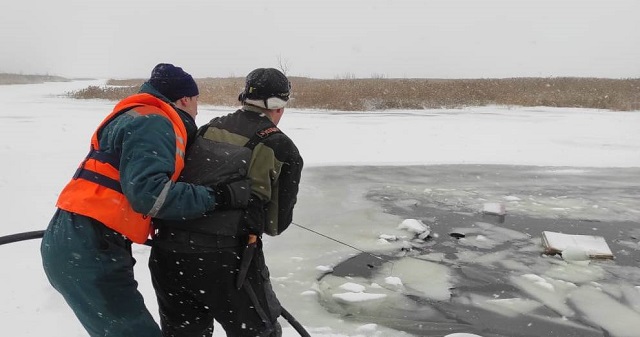 В Татарстане спасли провалившихся на снегоходе под лед Камы рыбаков