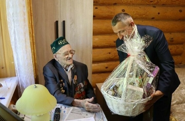 Отметившего 101-летие ветерана ВОВ Сафина поздравили Минниханов и Путин