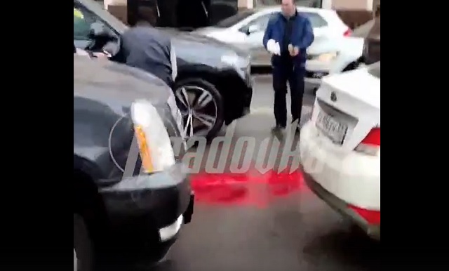 Соцсети: в центре Москвы водитель Cadillac Escalade выстрелил в человека 