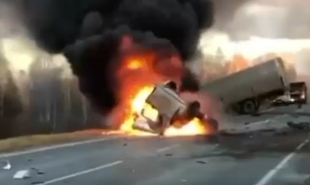 Два пассажира микроавтобуса заживо сгорели после столкновения с грузовиком — видео