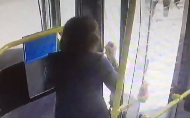 В Казани ребенка зажало дверью автобуса — видео