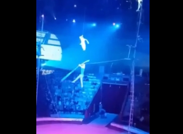 В цирке Тюмени канатоходец сорвался с высоты прямо на глазах у зрителей – видео