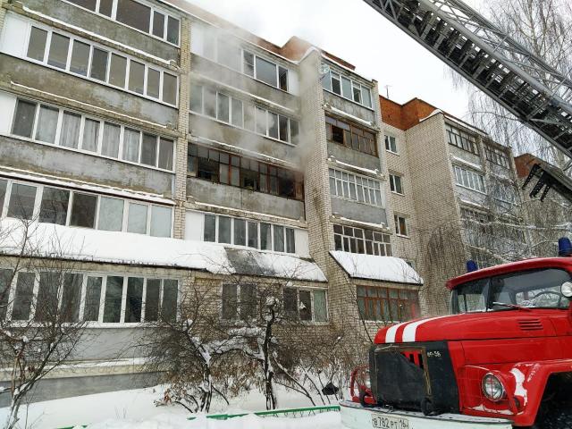 Восемь взрослых и двух детей спасли пожарные из горящего дома в Татарстане