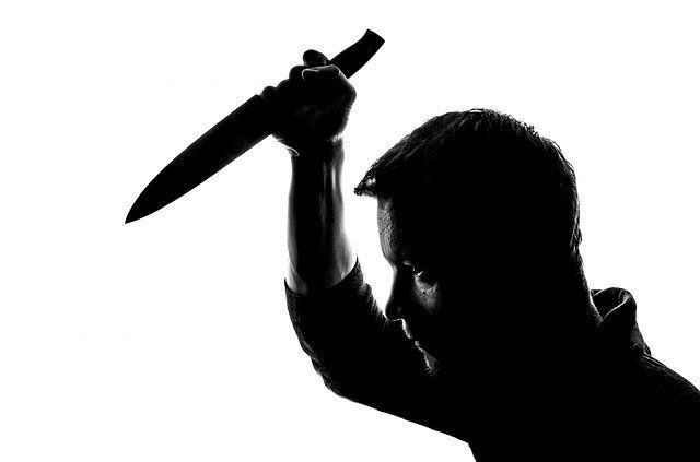 Татарстанец напал с ножом на знакомую из Сети