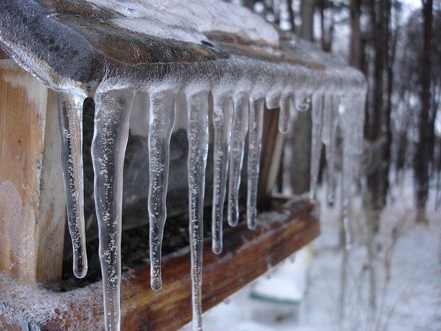 Трое казанцев получили травмы из-за схода наледи с крыш 