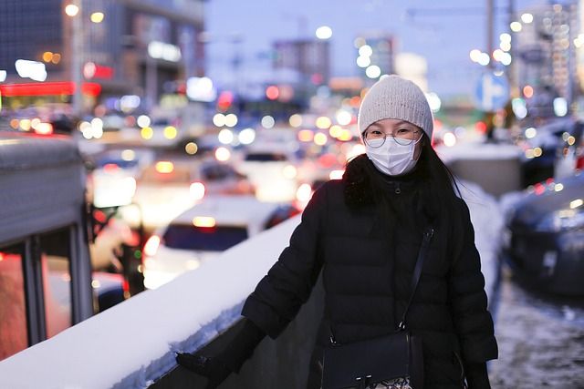 Эксперты рассказали о бесполезности использования масок на улице в мороз