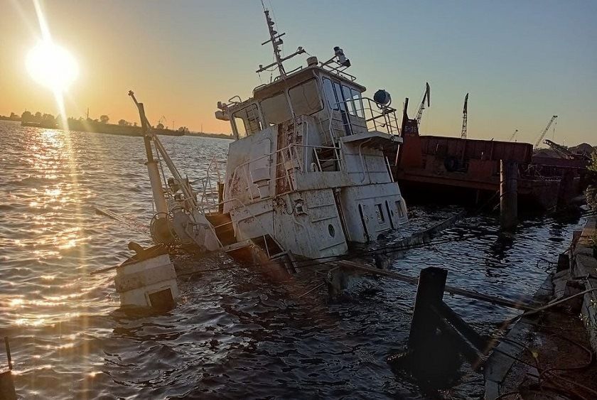 В Казани в акваторию Волги попало топливо из затонувшего теплохода