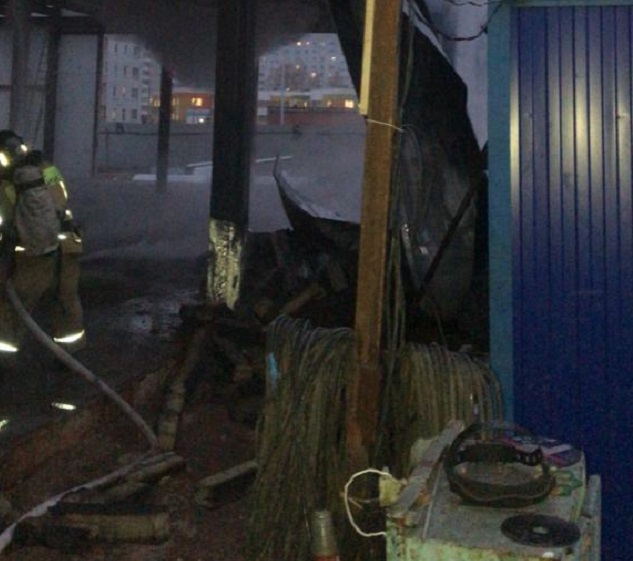 В Нижнекамске загорелось недостроенное здание ТЦ