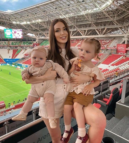Жена Тарасова сводила дочерей на матч «Рубина», одной из них 5 месяцев