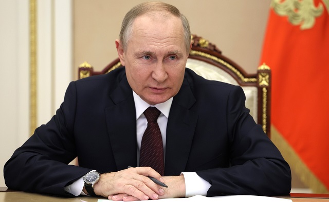 Путин поручил ускорить рост минимального размера оплаты труда
