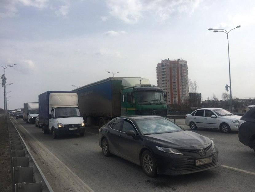 Многокилометровые пробки вновь образовались на въезде в Казань