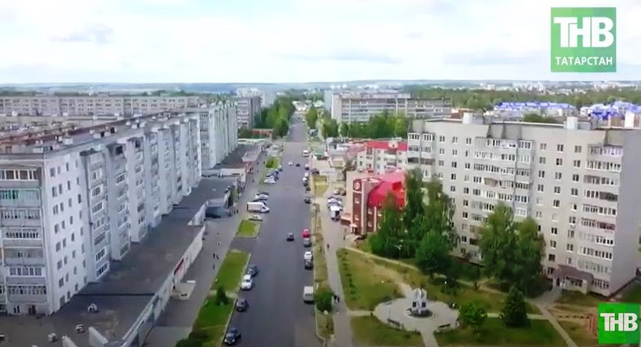 «Дорогу автомобилям, а не пешеходам»: как выглядит урбанистический дисбаланс улицы Комарова в Зеленодольске - видео