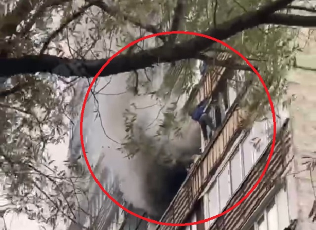 В Москве мигрант спас из огня женщину, перебравшись к ней через балкон – видео