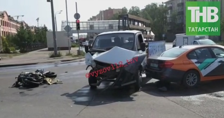 Байкер спровоцировал крупную аварию на Горьковском шоссе в Казани – видео