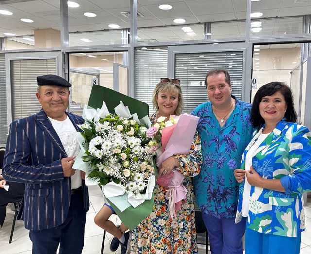 Официально ставшие супругами Винарис Илъегет и Лилия Хамитова принимают поздравления