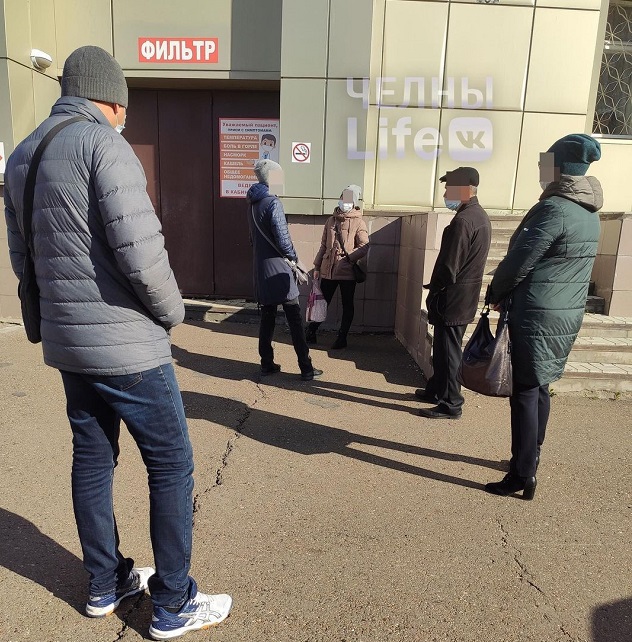 Челнинцы с температурой вынуждены ожидать приема к врачу на улице