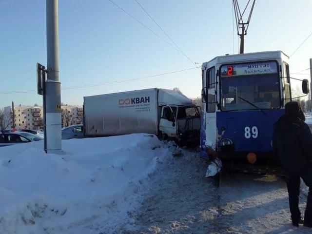 В Татарстане автофургон на всем ходу протаранил трамвай с пассажирами