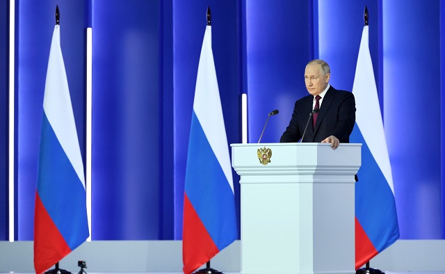 Путин анонсировал повышение МРОТ до 19 242 рублей