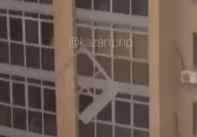 В Казани с восьмого этажа на автомобиль уронили балконную раму - видео