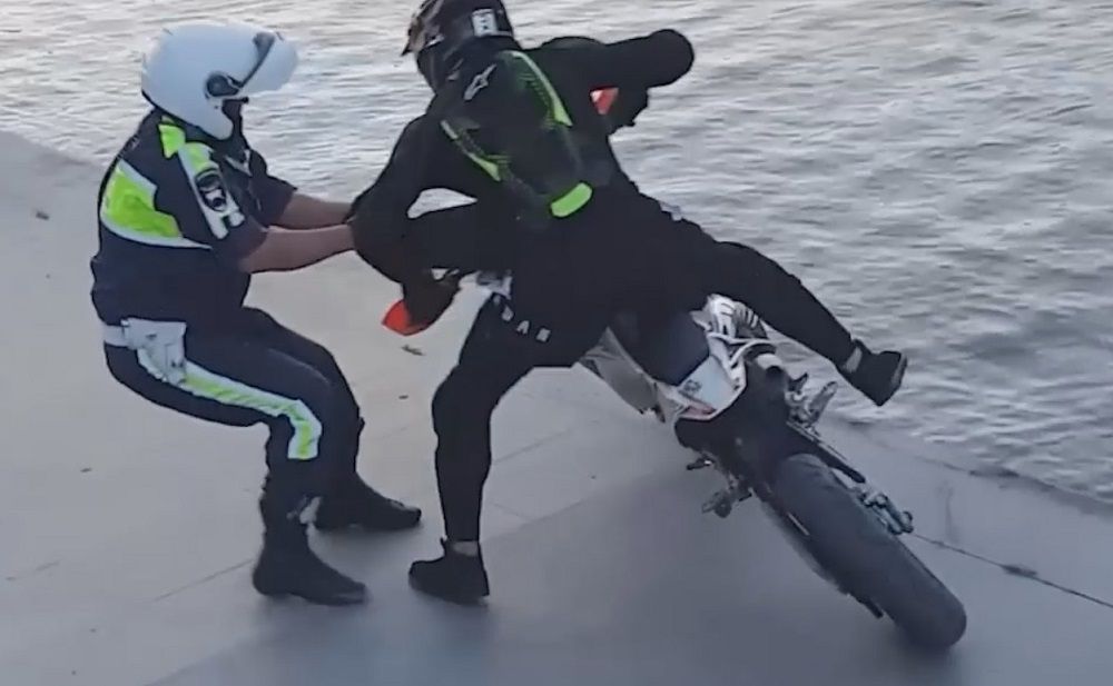Видео: полицейский устроил погоню за разъезжавшим по набережной байкером