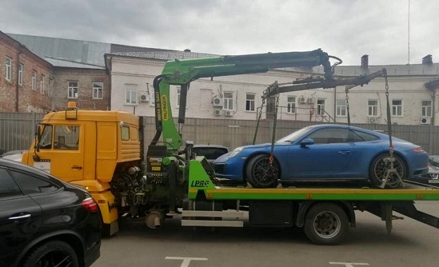 У задолжавшего приставам 4,7 млн рублей жителя Казани арестовали Porsche