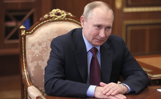 Владимир Путин поручил удвоить надбавки медикам за работу с ковид-больными в праздники