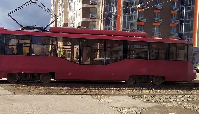 Казанда 11 яшьлек кыз трамвай астында калып һәлак була - видео