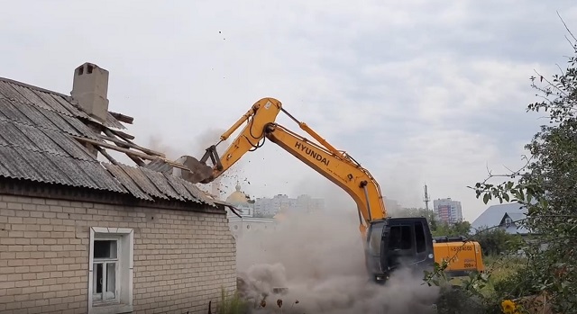 Власти Казани показали видео со сносом домов в поселке Залесный