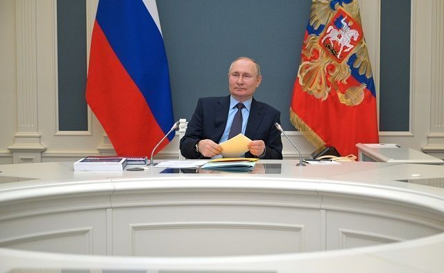 Путин пообещал сделать дни между майскими праздниками нерабочими