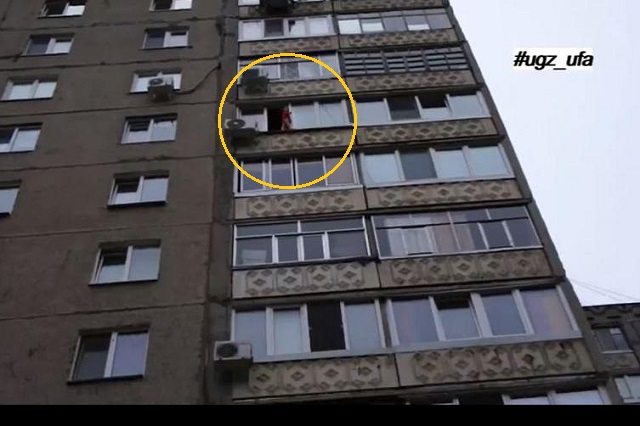 Шок-видео: четырехлетний ребенок вышел на прогулку по карнизу девятого этажа