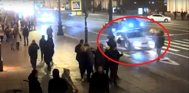 В Петербурге лихач на огромной скорости снес пешеходов на «зебре» – видео