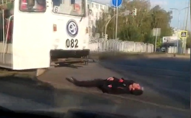 Разлегшийся на рельсах житель Набережных Челнов парализовал движение трамваев — видео