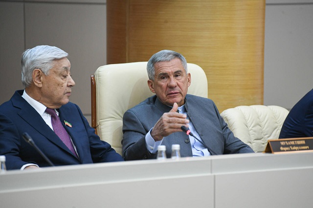 Минниханов поздравил председателя Госсовета РТ Мухаметшина с 77-летием