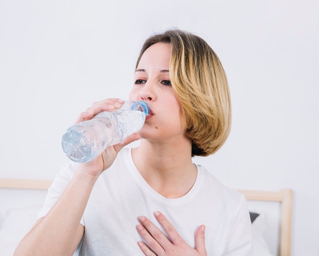 Эпидемиолог объяснила, почему пить воду залпом опасно для здоровья