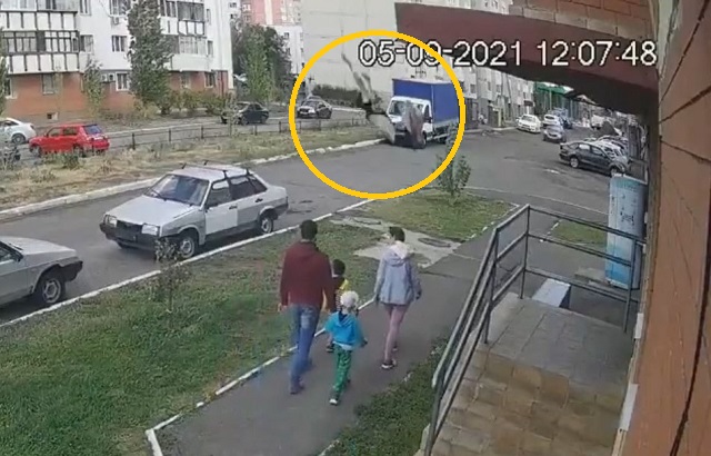 Шок-видео: выпавший из окна многоэтажки парень едва не «накрыл» семью с детьми