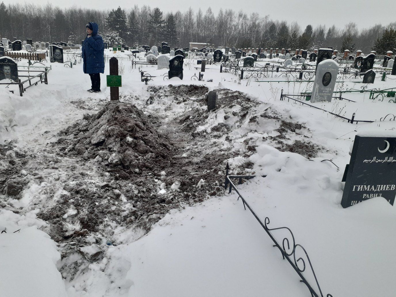 Похоронили дороги. Кладбище зимой. Свежее захоронение. Дорожка на кладбище. Могила зимой.