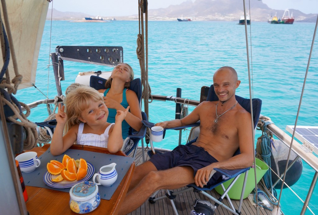 Путешественник переплыл спокойное озеро на яхте. Семья на яхте. Яхта для кругосветного путешествия. Кругосветное путешествие с семьей.