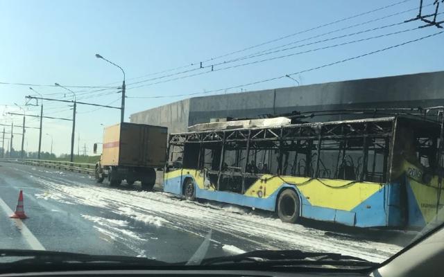 В Рязани сгорел дотла троллейбус – видео