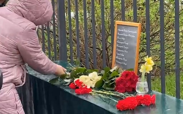 В Казани в годовщину бойни в гимназии №175 появился стихийный мемориал - видео