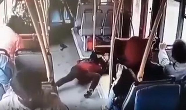 Лихач подрезал: в Казани кондуктор упала и потеряла сознание в автобусе — видео