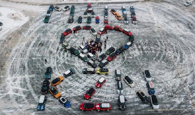 Владельцы MINI Cooper составили в Казани сердце из своих машин 