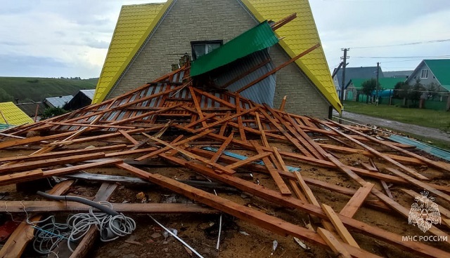 Ураганный ветер снес крыши школы и частного дома в двух районах Татарстана