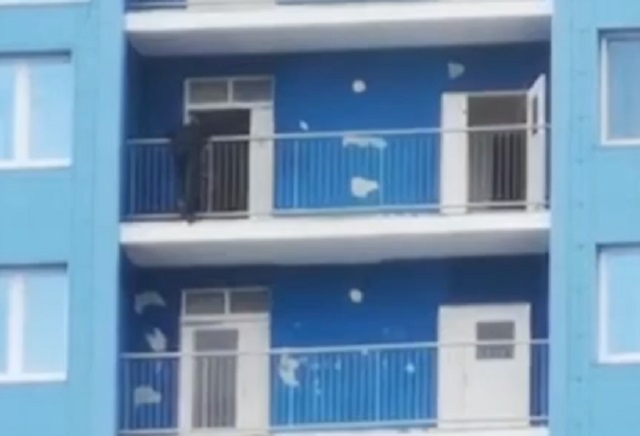 Mash: В Челнах молодой человек пятый час стоит на краю балкона многоэтажки – видео