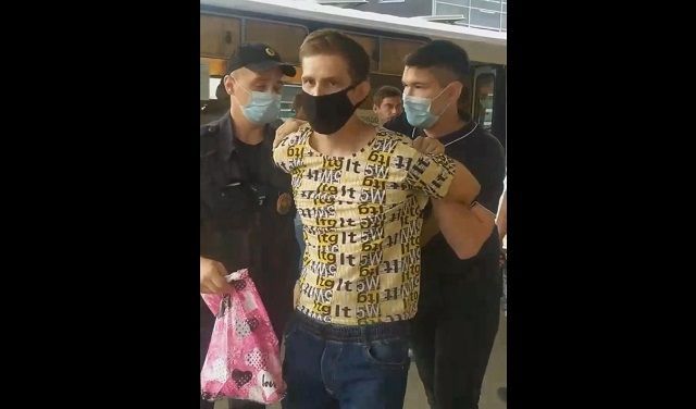 Полицейские скрутили мужчину без маски в автобусе из Зеленодольска - видео