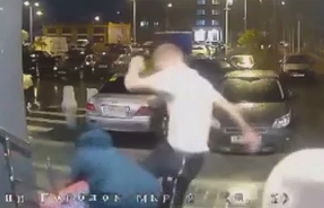 Не рассчитавший свои силы мужчина напал на соседа из-за парковочного места – видео