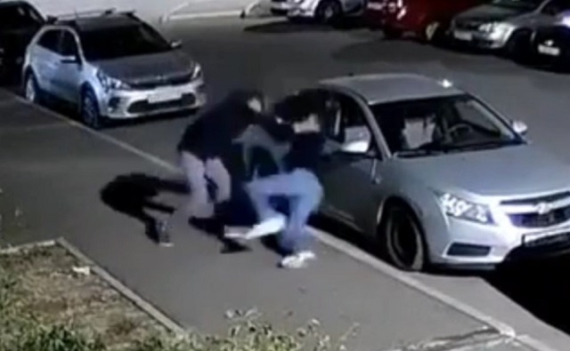 Кулачный бой: в Нижнекамске сняли на видео поединок двух парней