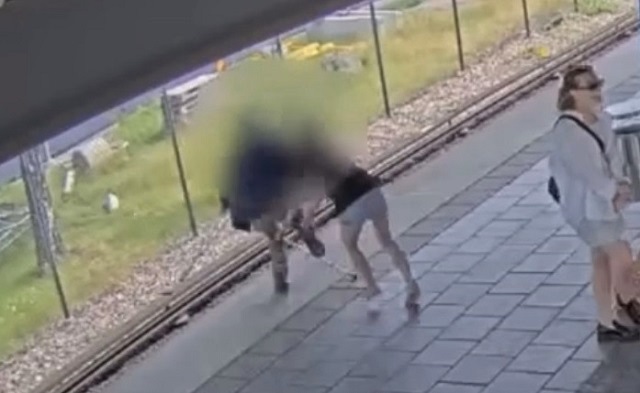Мужчина толкнул под поезд. Парня столкнули под поезд. Две девочки бросились под поезд. Девочка которая прыгнула под поезд.
