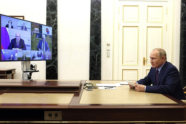 Владимир Путин: Под риском увольнения находятся около 234 000 россиян