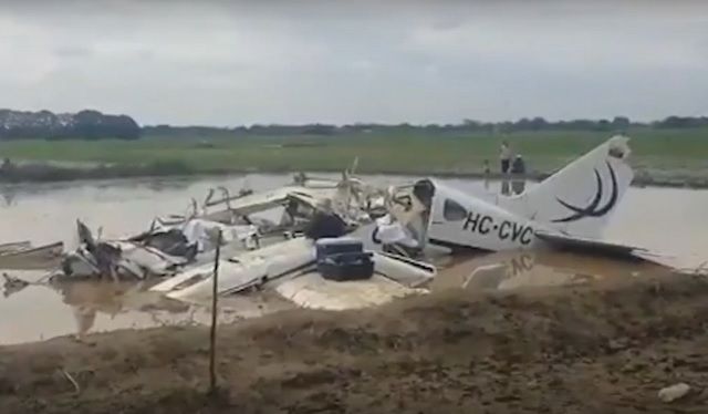 Очевидцы сняли на видео крушение легкомоторного самолета в Эквадоре